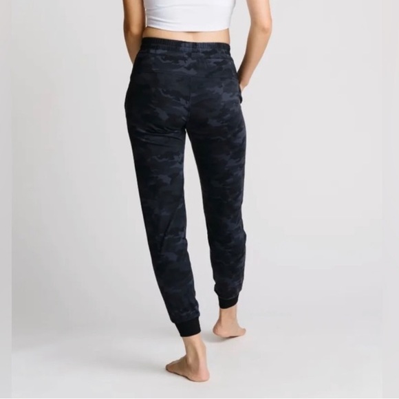 ZYIA Pants - ZYIA Black Camo Joggers size XXXL (runs small!)